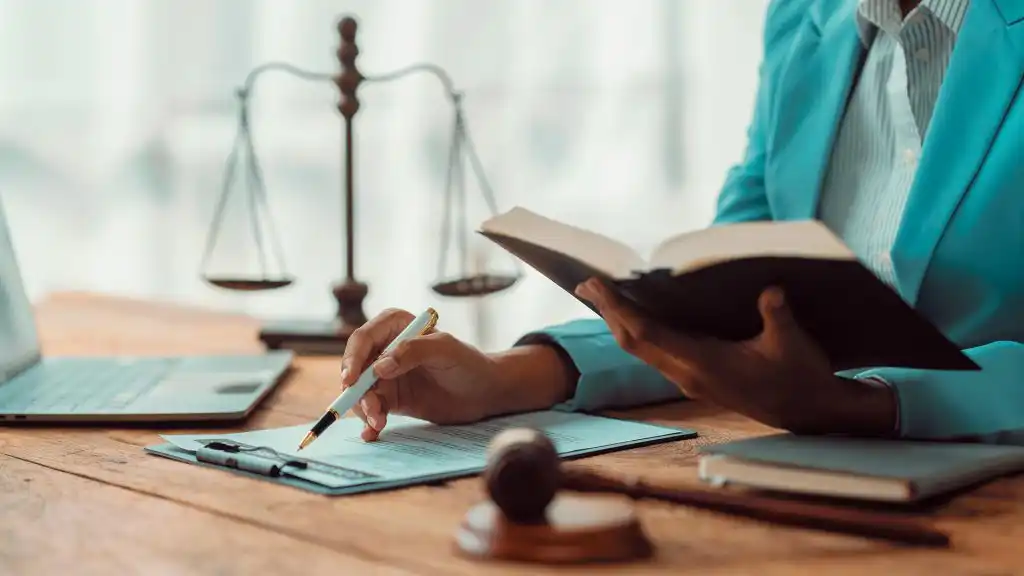 Especialista de la maestría en Derecho Penal domina estrategias legales avanzadas