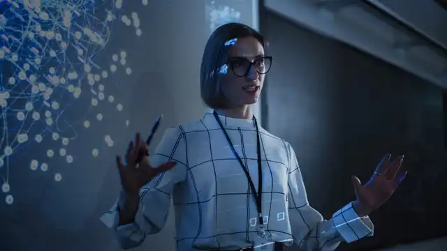 Mujer imparte una sesión académica sobre las conexiones neuronales cuando se imparte desde la educación emocional durante el master en neuroeducación.