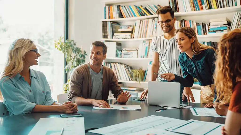 Equipo multidisciplinario define la estrategia de lanzamiento de una campaña.