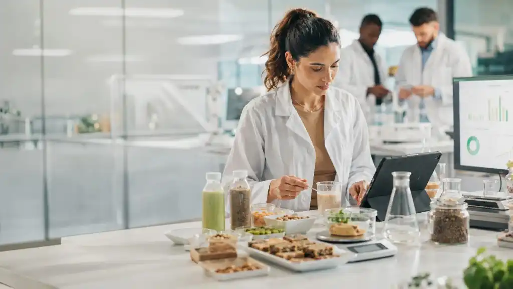 Profesional evalúa muestras de alimentos para verificar su composición, calidad e inocuidad.